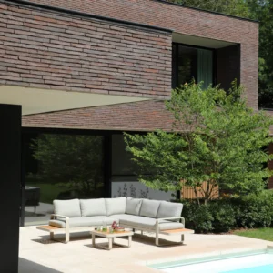 Salotto da Giardino Angolare EMILIA in Alluminio e Teak | Design LussoScopri il salotto da giardino angolare EMILIA in alluminio beige e teak naturale. Un divano outdoor modulare elegante con cuscini confortevoli, ideale per terrazze e giardini moderni.